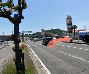 パルティ・フジ衣山の前を右折