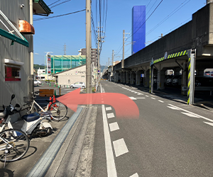 バンバン衣山店前を左折